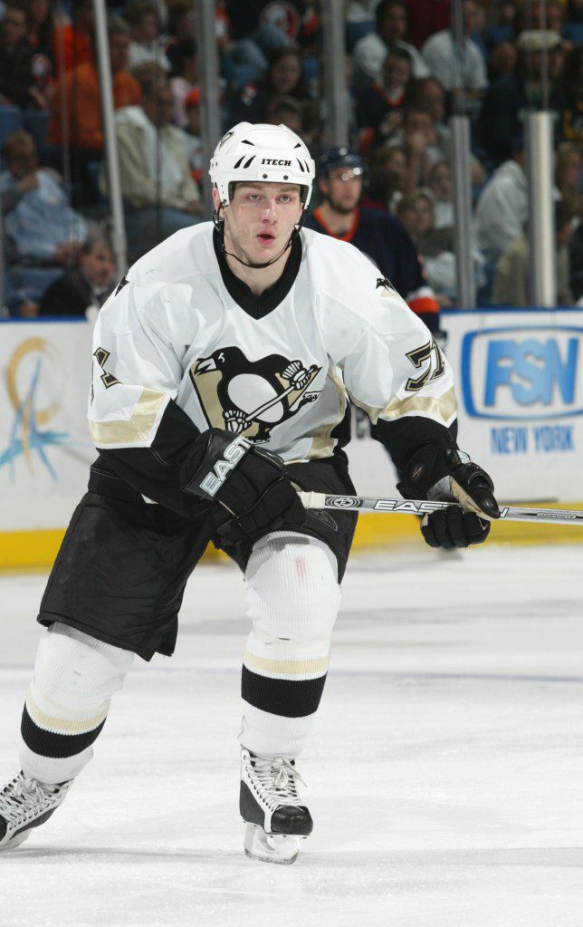 Konstantin Koltsov de los Penguins patina durante un partido contra los Islanders el 15 de abril de 2006 en el Nassau Coliseum.