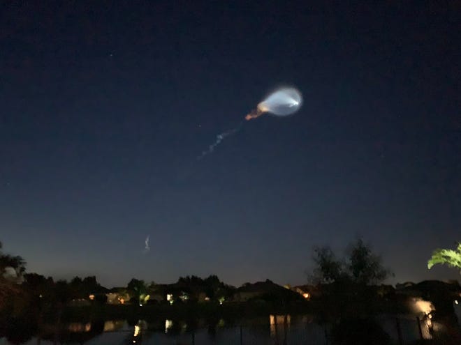 Adam Neal, editor ejecutivo de TCPalm, un periódico afiliado a USA TODAY Network, toma una fotografía "efecto medusa" Foto del lanzamiento de un cohete SpaceX el 15 de septiembre de 2021. Neil tuiteó: "Vea el lanzamiento totalmente civil de SpaceX desde su patio trasero en Vero Beach. Qué gran espectáculo." Dependiendo del clima y la nubosidad, un cohete lanzado desde Cabo Cañaveral, Florida, especialmente los lanzamientos nocturnos, se puede ver en partes de Treasure Coast. El fotógrafo Eric Hassert de TCPalm dijo que también vio el lanzamiento desde una ubicación diferente: "Vi el lanzamiento desde mi coche en la Interestatal 95, unos minutos después de recoger mi MacBook del trabajo en Palm Beach Gardens (Florida). ¡Es genial!"