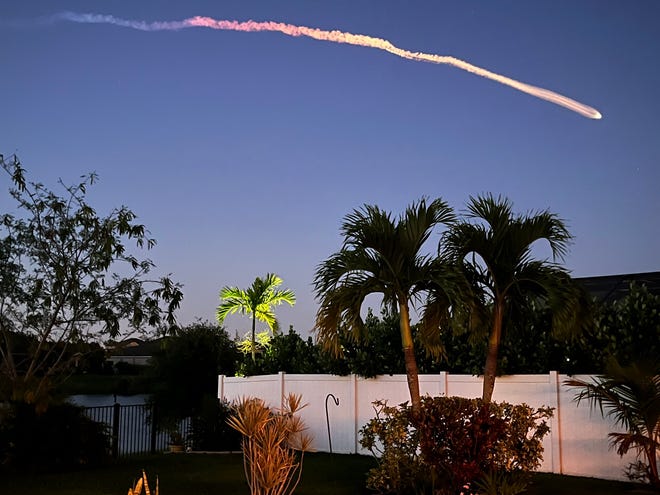 Adam Neal, editor en jefe de TCPalm, un periódico de USA TODAY Network, capturó una fotografía del lanzamiento de un cohete SpaceX Falcon Heavy. El 30 de abril de 2023, Neil tuiteó: "Observe el lanzamiento de un cohete SpaceX Falcon Heavy desde el sur de Vero Beach. Es una vista hermosa."