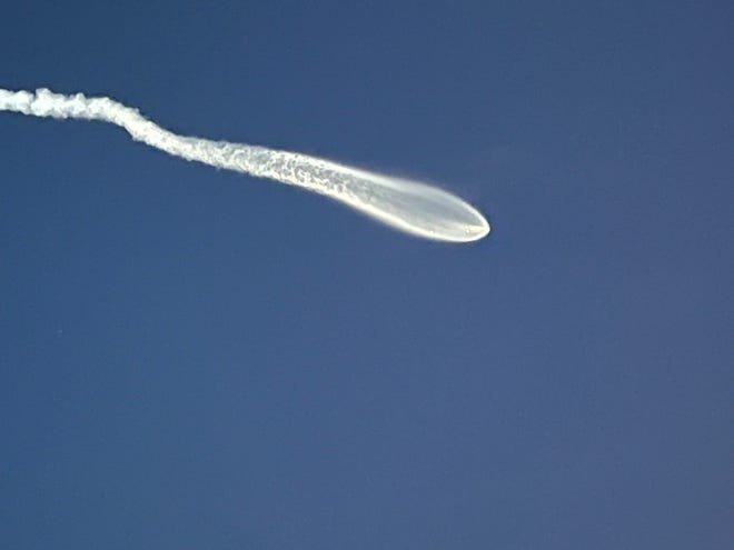 Adam Neal, editor ejecutivo de TCPalm, un periódico de USA TODAY Network, capturó una fotografía de un cohete SpaceX Falcon 9 despegando desde el sur de Vero Beach el 17 de mayo de 2024. Dependiendo del clima y la nubosidad, un cohete lanzado desde Cabo Cañaveral, Florida , se podía ver en partes de la costa del Tesoro.