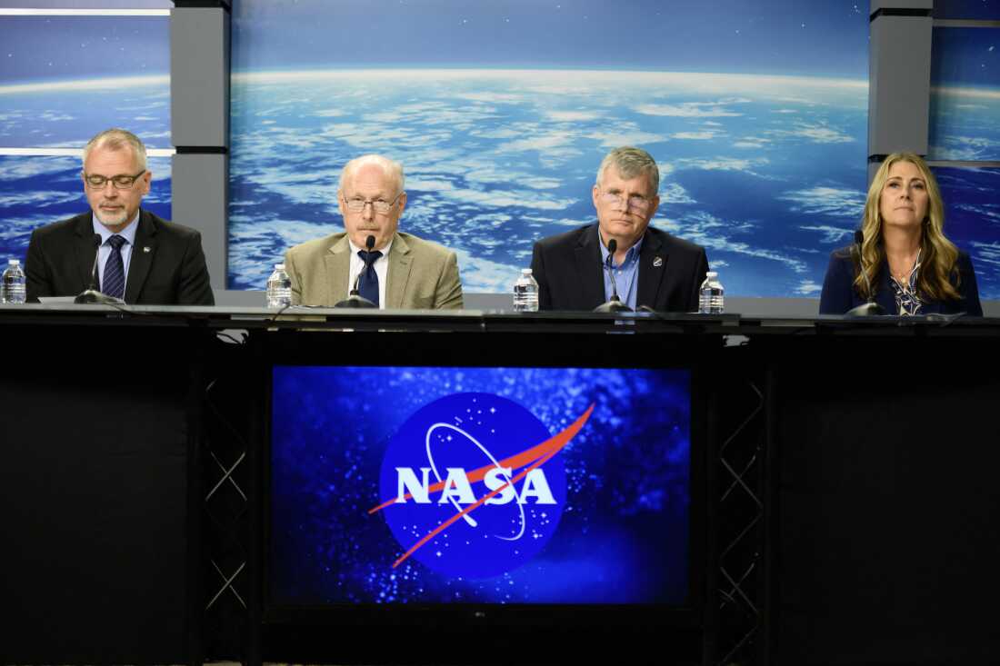 El administrador asociado de la NASA, James Frey (desde la izquierda), el administrador asociado Ken Bowersox, el director de la tripulación comercial, Steve Stitch, y la directora del programa de la Estación Espacial Internacional, Dana Weigel, hablan durante una conferencia de prensa para discutir los planes para devolver a dos astronautas que aún están varados en la Estación Espacial Internacional, en el Centro Espacial Johnson en Houston, Ohio, el sábado pasado.