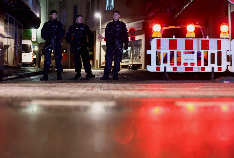 La policía protege la zona en torno al apuñalamiento en Solingen.