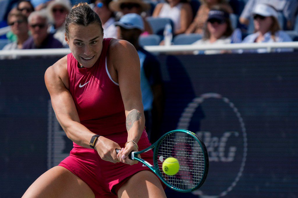 Aryna Sabalenka realiza una volea de revés durante su victoria en el Abierto de Cincinnati el 19 de agosto de 2024.