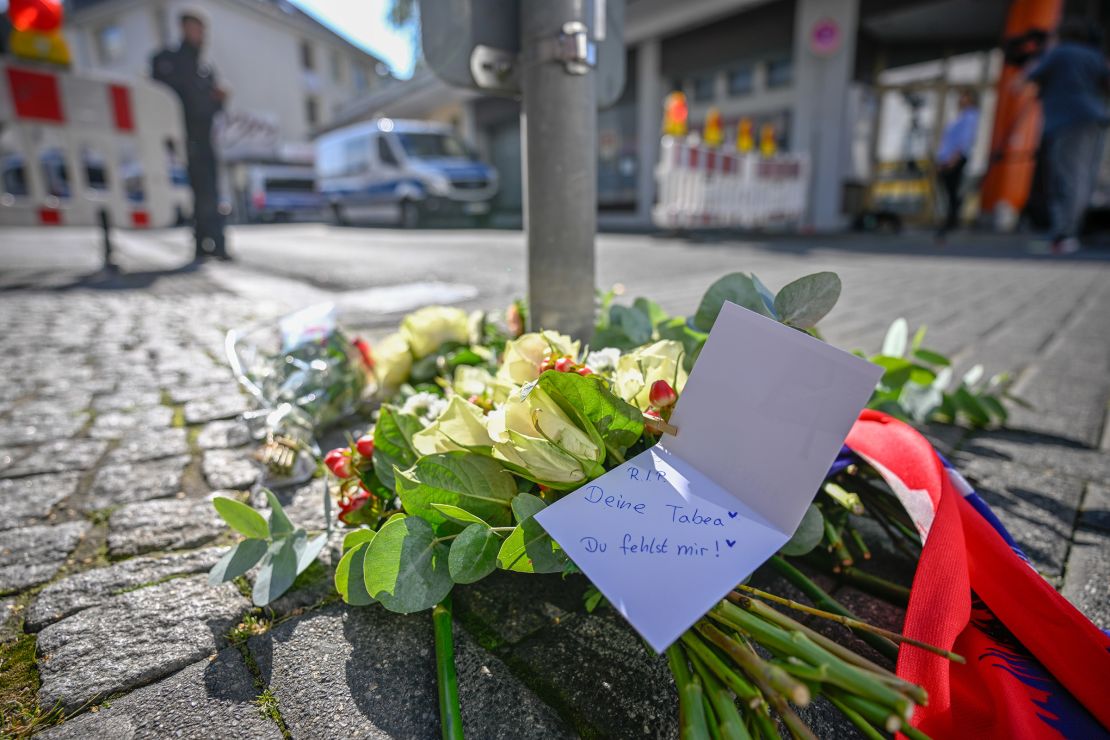 Se colocaron flores en el lugar del fatal apuñalamiento del viernes en Solingen, Alemania.