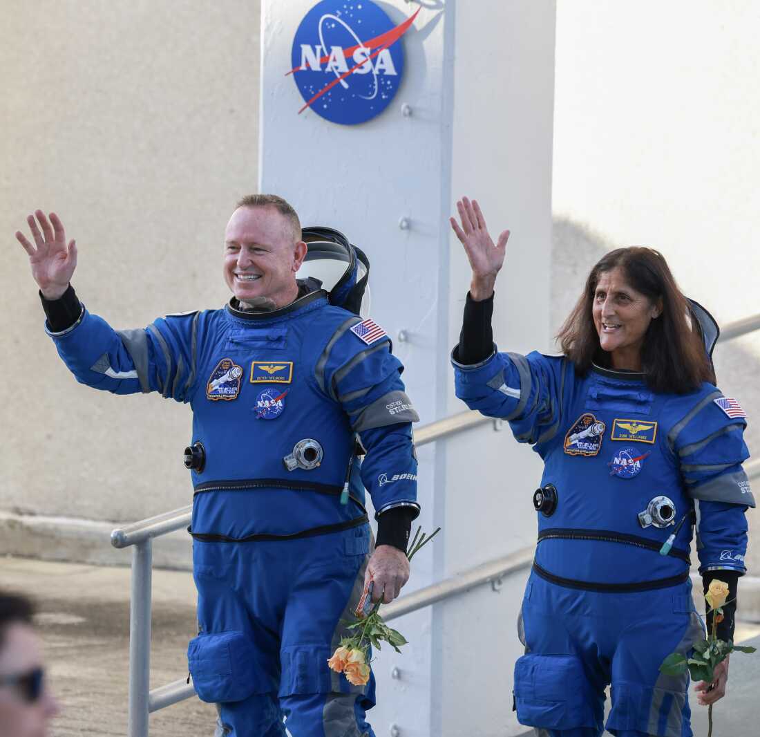 El comandante de pruebas de vuelo de la NASA, Butch Wilmore (izquierda) y el piloto Sonny Williams, aparecen en la foto dirigiéndose a la plataforma de lanzamiento para una misión a la Estación Espacial Internacional el 5 de junio de 2024. Se suponía que el vuelo duraría unos ocho días, pero ahora tardará unos ocho. meses para los astronautas del espacio exterior.