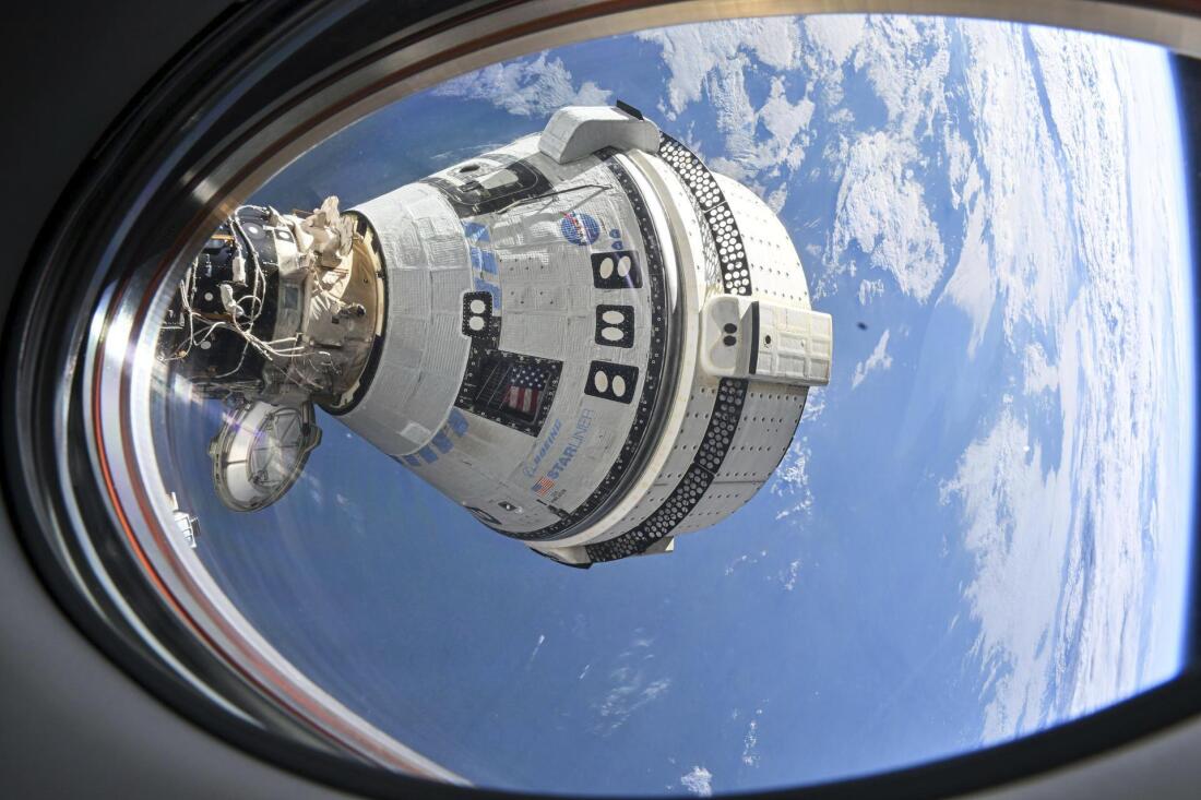 Esta imagen proporcionada por la NASA muestra el Starliner de Boeing acoplándose a la Estación Espacial Internacional el 3 de julio de 2024. La cápsula lanzó a los astronautas Butch Wilmore y Sonny Williams a la Estación Espacial Internacional, pero ahora regresará a la Tierra a bordo de la cápsula Space Crew Dragon.