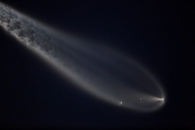 El cohete Falcon 9 de SpaceX despegó hacia el cielo nocturno según lo previsto a las 8:32 p.m. desde el Complejo de Lanzamiento 40 en Cabo Cañaveral el 17 de mayo de 2024. El lanzamiento del cohete se vio desde una ceremonia de graduación de la escuela secundaria Vero Beach. A bordo del cohete se encuentra el siguiente lote de satélites Starlink, Starlink 6-59.