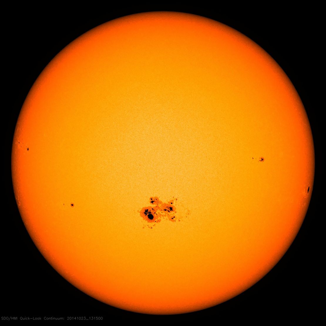 Un grupo de manchas solares aparecen en la superficie del Sol el 18 de octubre de 2014.