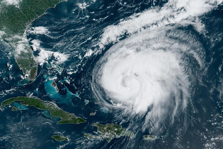 Esta imagen satelital obtenida de la Administración Nacional Oceánica y Atmosférica muestra el huracán Ernesto a las 13:40, hora zulú, el 15 de agosto de 2024. Ernesto, un huracán de categoría 1, se dirige hacia las Bermudas, lo que provocó que se emitieran advertencias de huracán y se espera que pase cerca. o sobre la isla el 17 de agosto. 