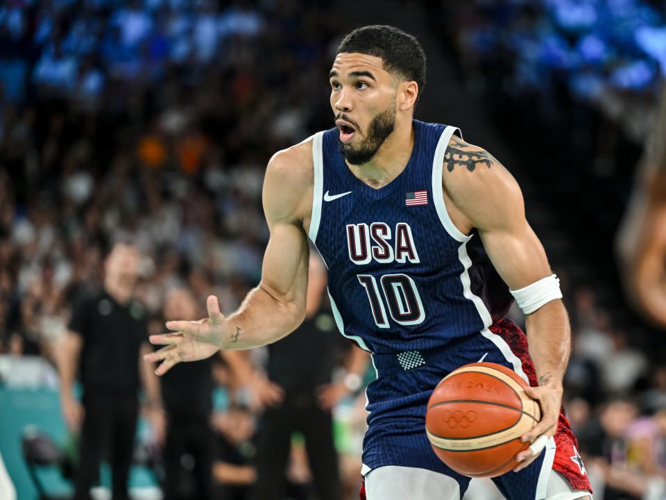 Jayson Tatum de Estados Unidos controla el balón durante el partido de cuartos de final de baloncesto masculino entre Brasil y Estados Unidos el día 11 de los Juegos Olímpicos de París 2024 en el Bercy Arena el 6 de agosto de 2024 en París, Francia. (Foto de Harry Langer/Devodi Images vía Getty Images)