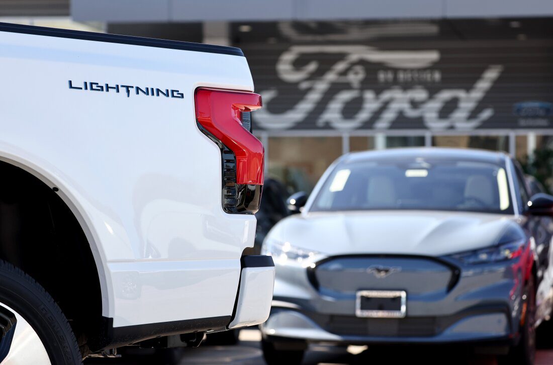 La camioneta eléctrica Ford F-150 Lightning sale a la venta en un concesionario Ford el 21 de agosto en Glendale, California. Ford dice que está revirtiendo su estrategia de vehículos eléctricos en América del Norte para centrarse en vehículos híbridos, citando las demandas de los consumidores de asequibilidad y mayor autonomía.