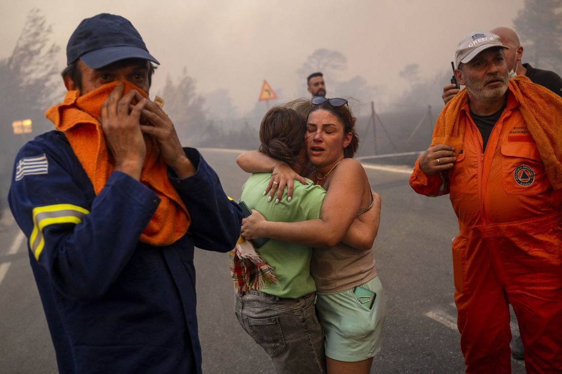 El personal de los servicios de emergencia trabaja para rescatar a personas durante los incendios forestales en Varnavas, al norte de Atenas, el 11 de agosto de 2024.