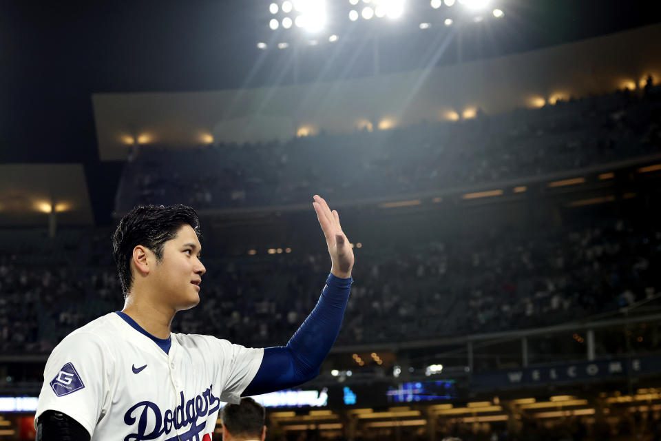 LOS ÁNGELES, CA – 23 DE AGOSTO: Shohei Otani # 17 de los Dodgers de Los Ángeles saluda a la multitud después de conectar un jonrón, su hit número 40 de la temporada, contra los Rays de Tampa Bay en el Dodger Stadium el 23 de agosto de 2024 en Los Ángeles. Ángeles, California. (Foto de: Caitlin Mulcahy/Getty Images)