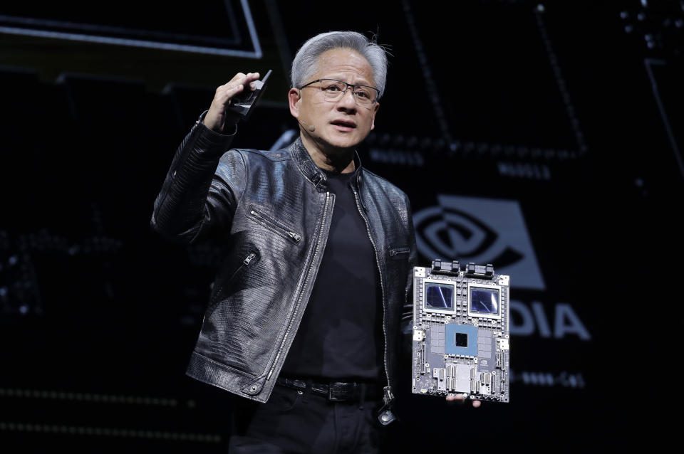 ARCHIVO - El presidente y director ejecutivo de Nvidia, Jensen Huang, habla durante la exposición Computex 2024 en Taipei, Taiwán, el 2 de junio de 2024. El repunte de Nvidia el martes 25 de junio de 2024 ayuda a mantener los índices estadounidenses cerca de sus niveles récord del martes. (Foto AP/Chiang Ying-ying)