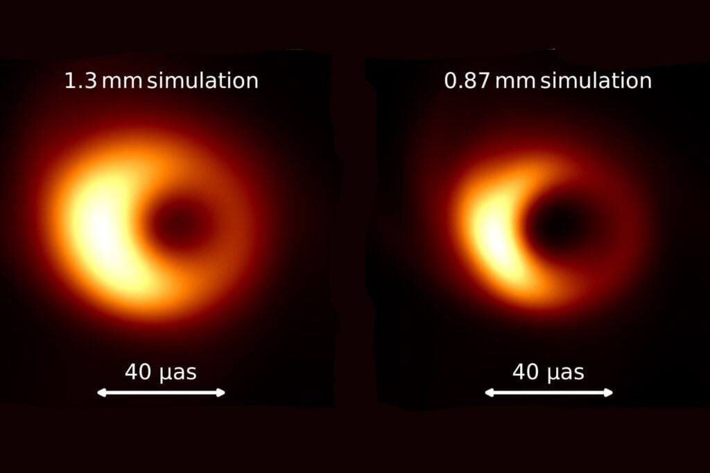 Imágenes de simulación por computadora que muestran emisiones de agujeros negros en longitudes de onda más largas (izquierda) versus longitudes de onda más cortas (derecha).