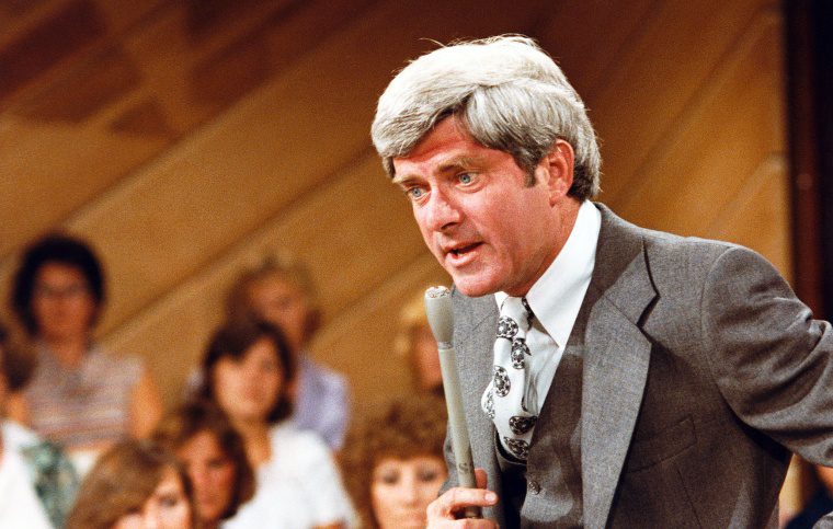 Phil Donahue presenta un programa de entrevistas el 27 de noviembre de 1977.