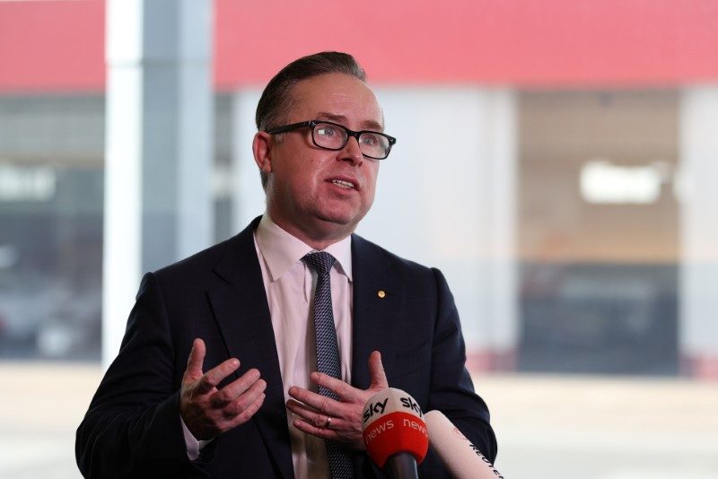 © Reuters.  Foto de archivo: Alan Joyce, director ejecutivo de Qantas, habla con miembros de los medios de comunicación en un evento para celebrar el centenario de Qantas en el aeropuerto de Sydney en Sydney, Australia, el 16 de noviembre de 2020. REUTERS/Lauren Elliott/Foto de archivo