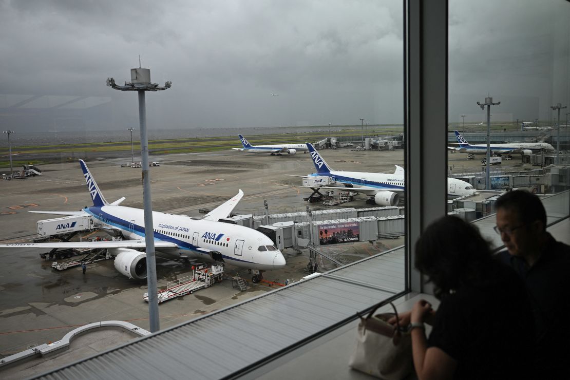 Las aerolíneas cancelaron vuelos a medida que la tormenta se acercaba a Japón.