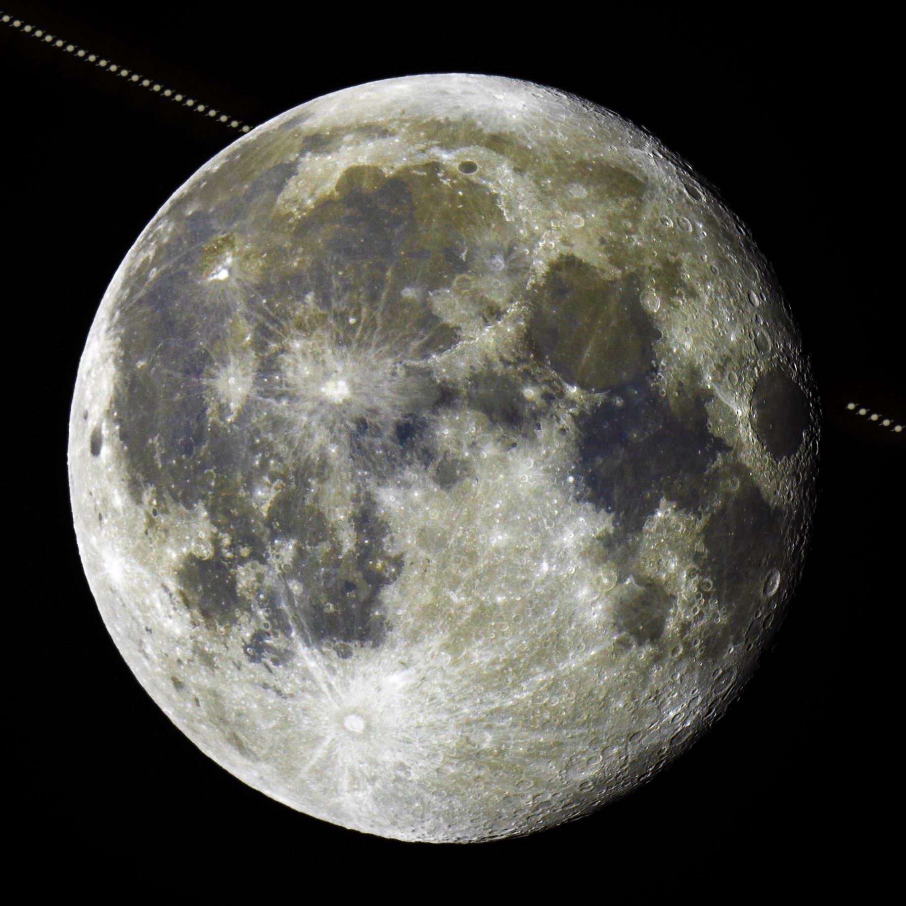 Vista detallada de la Luna con Saturno cuando pasa detrás de ella y luego reaparece.