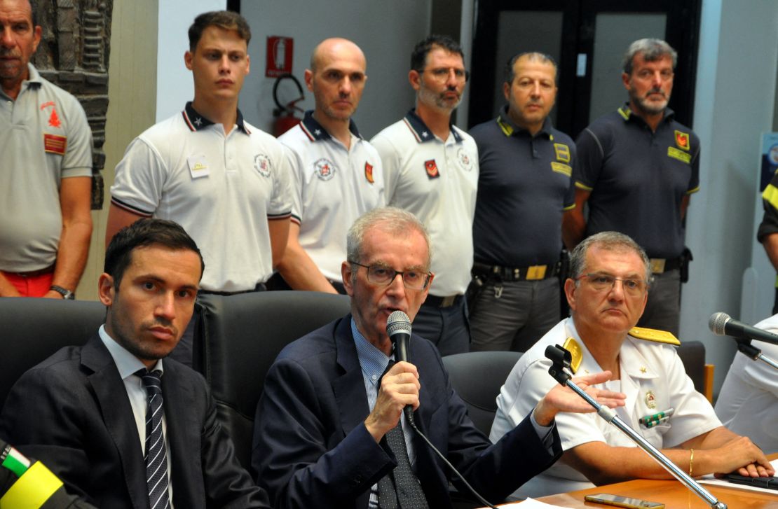 El fiscal Raffaele Cammarano (izquierda), el jefe de la Fiscalía de Termini Imerese Ambrogio Cartosio (centro) y el contralmirante de la Guardia Costera italiana Raffaele Macoda (derecha) celebran una conferencia de prensa el 24 de agosto de 2024 en Termini Imerese, Sicilia. Los fiscales sicilianos dijeron que estaban investigando posibles delitos relacionados con un naufragio accidental y un homicidio involuntario después de que un yate de lujo se hundiera, matando a siete personas, incluido el magnate tecnológico británico Mike Lynch. Los fiscales han confirmado que la investigación se encuentra en una etapa inicial después de que el velero británico Baysian se hundiera frente a la isla del norte de Italia en una tormenta a primeras horas del 19 de agosto de 2024. (Foto: Alessandro Focarini/AFP) (Foto: Alessandro Focarini/AFP vía Getty Imágenes) )