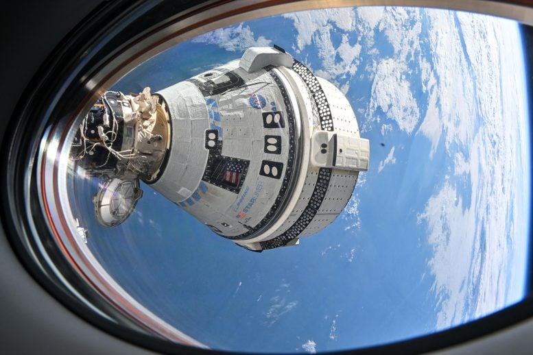 Una nave espacial Boeing Starliner se acopla con el módulo Harmony desde una ventana a bordo del Dragon Endeavour de SpaceX.