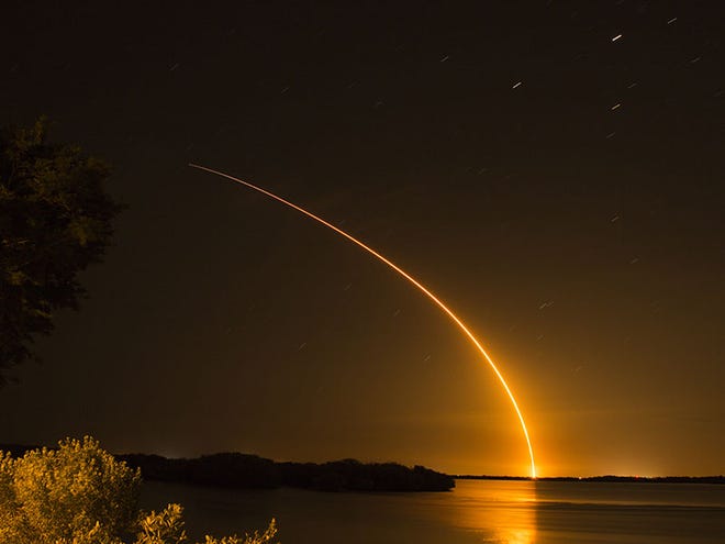 En mayo de 2016, Jesse Paquin capturó una impresionante fotografía del lanzamiento del cohete SpaceX Falcon 9 el viernes por la mañana, mientras observaba desde Rose Bay en Port Orange, Florida.