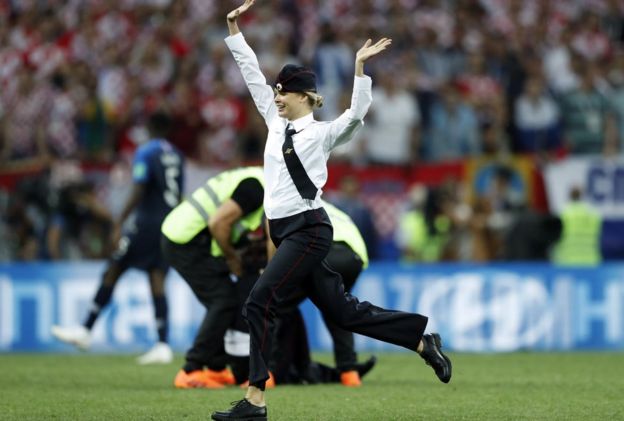 Una chica irrumpe en el partido de la Final de Rusia.