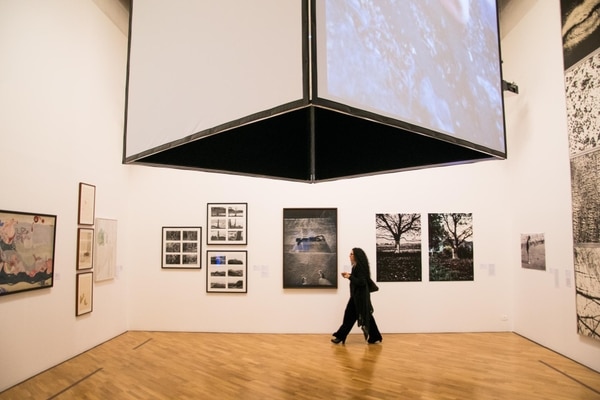 La exhibición reúne la obra de más de 150 artistas de todo el continente americano